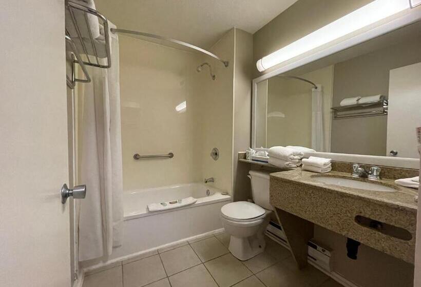 스탠다드 룸 풀장 전망, Super 8 By Wyndham Gananoque Country Squire Resort