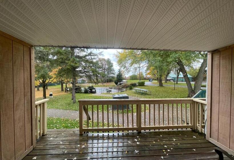 스탠다드 룸 풀장 전망, Super 8 By Wyndham Gananoque Country Squire Resort