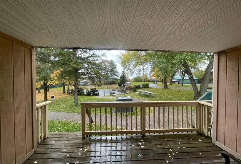 プールビュースタンダードルーム, Super 8 By Wyndham Gananoque   Country Squire Resort