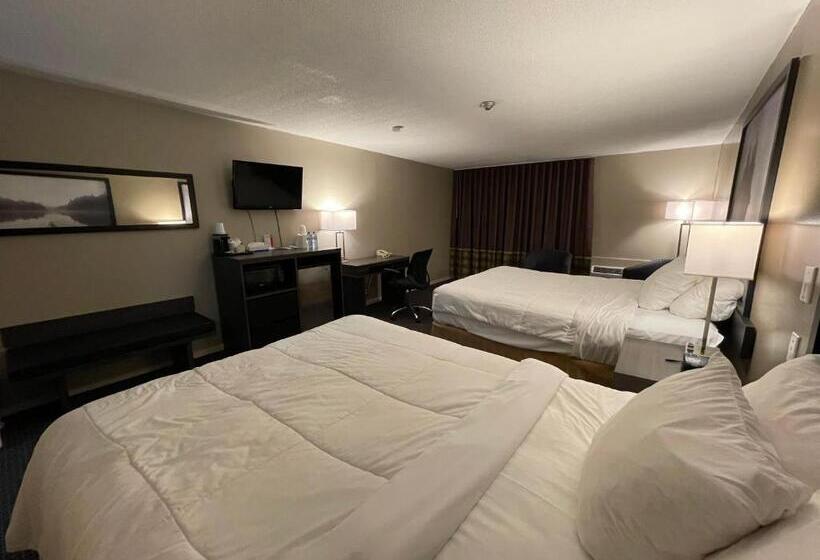 스탠다드 룸 풀장 전망, Super 8 By Wyndham Gananoque Country Squire Resort