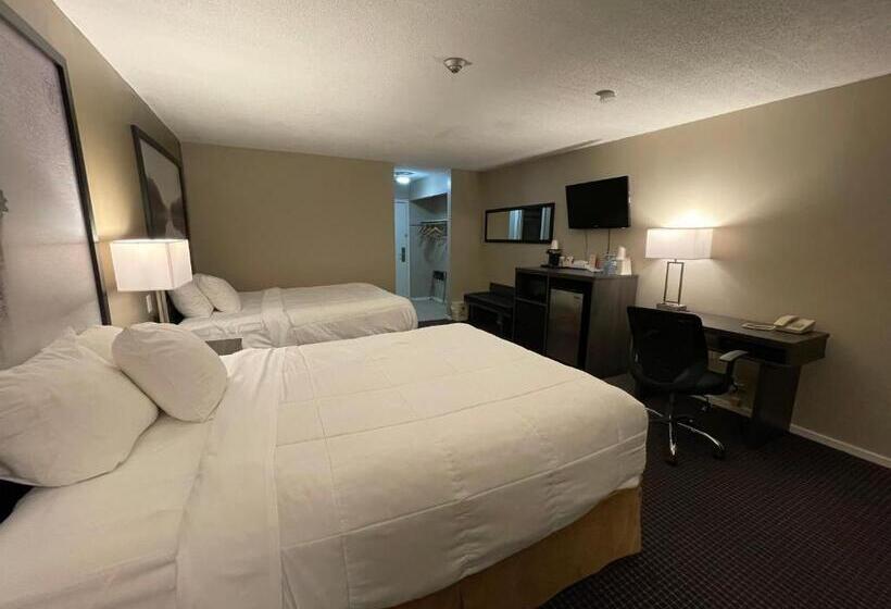 Номер Стандарт Вид на Бассейн, Super 8 By Wyndham Gananoque   Country Squire Resort