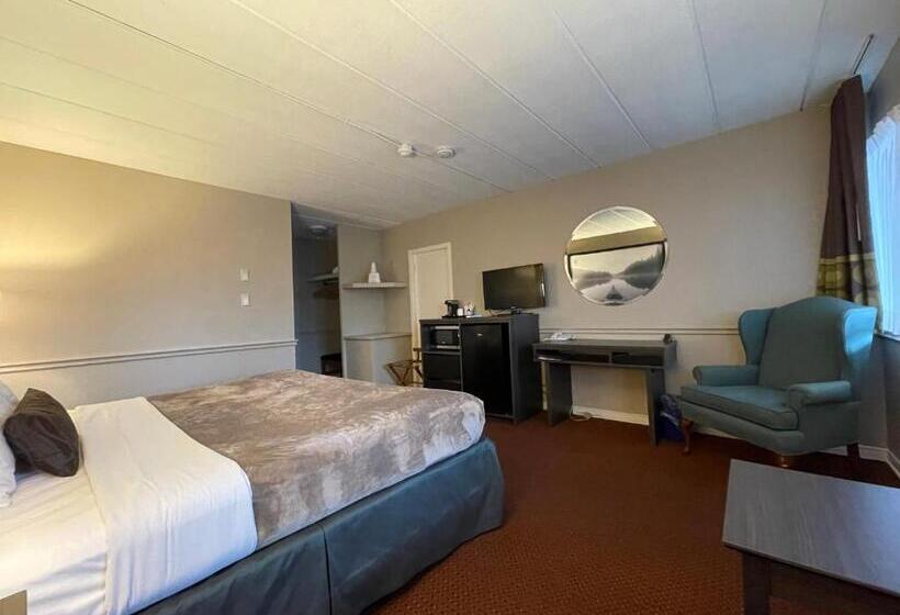 스탠다드 룸 킹사이즈 침대, Super 8 By Wyndham Gananoque Country Squire Resort