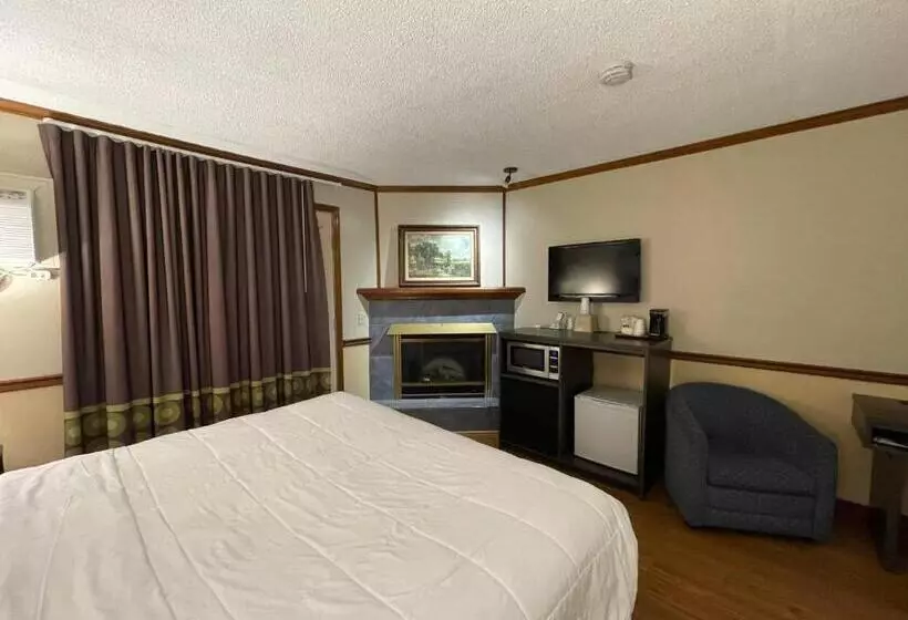 キングサイズベッドのスイートルーム, Super 8 By Wyndham Gananoque   Country Squire Resort