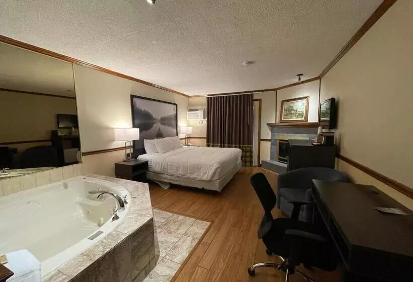 キングサイズベッドのスイートルーム, Super 8 By Wyndham Gananoque   Country Squire Resort