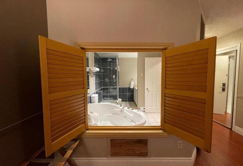 이그제큐티브 스위트 킹침대, Super 8 By Wyndham Gananoque Country Squire Resort