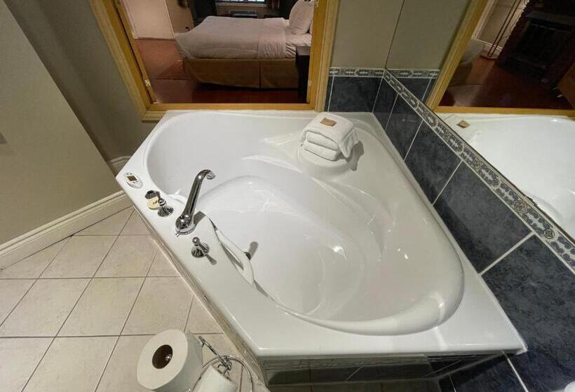 Люкс Executive Кровать Кинг, Super 8 By Wyndham Gananoque   Country Squire Resort