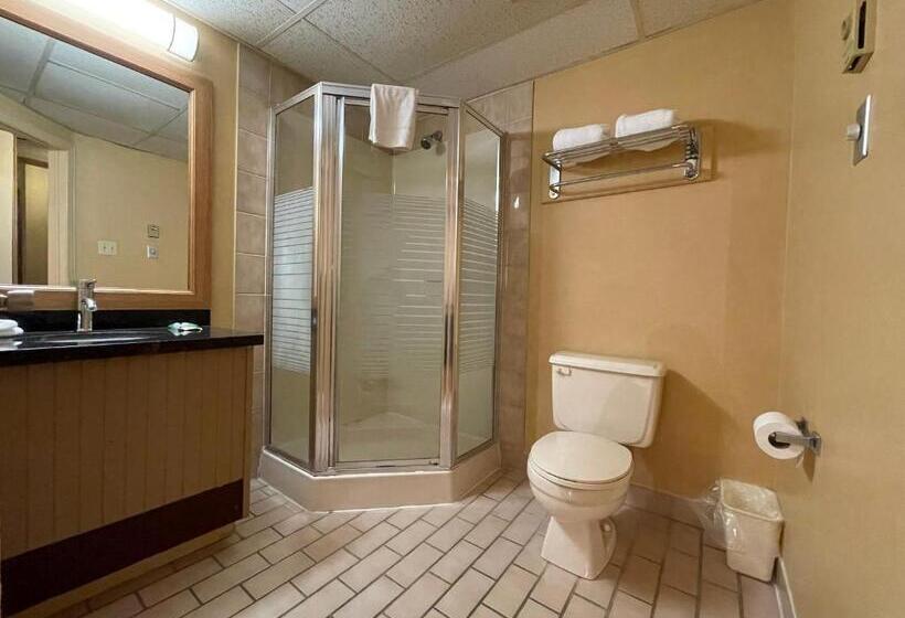 Люкс, Super 8 By Wyndham Gananoque   Country Squire Resort