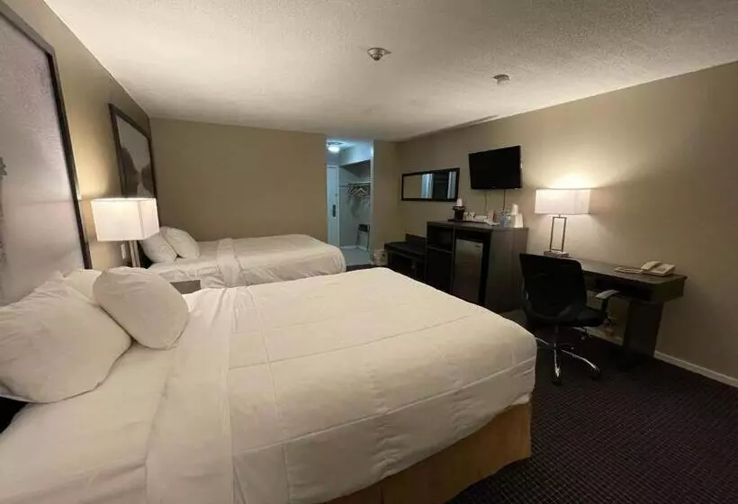 プールの見えるデラックスルーム, Super 8 By Wyndham Gananoque   Country Squire Resort