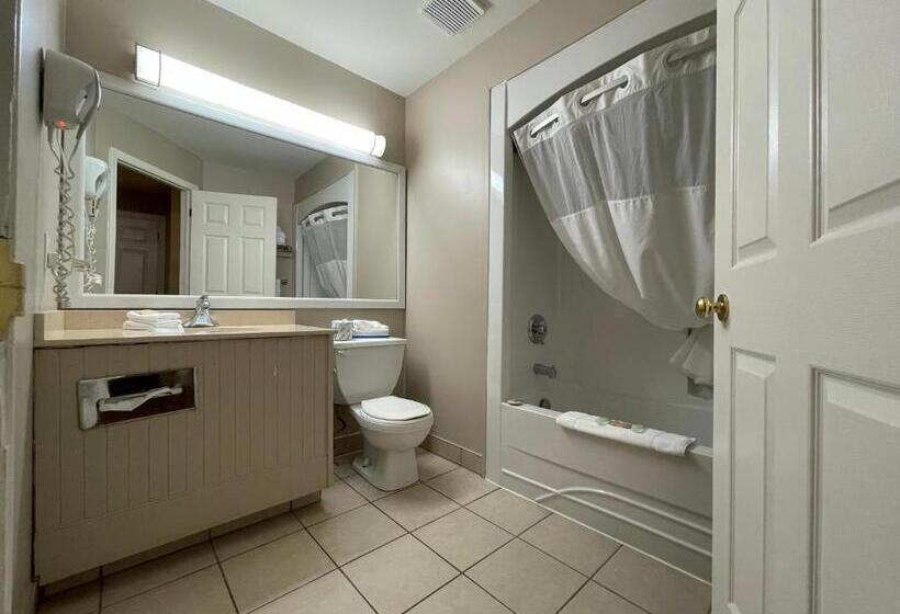 Номер Deluxe Кровать Кинг, Super 8 By Wyndham Gananoque   Country Squire Resort