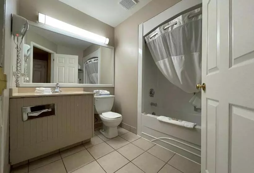 キングサイズベッドのデラックスルーム, Super 8 By Wyndham Gananoque   Country Squire Resort