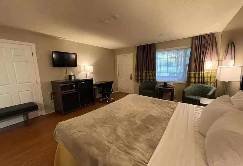 キングサイズベッドのデラックスルーム, Super 8 By Wyndham Gananoque   Country Squire Resort