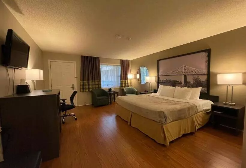 キングサイズベッドのデラックスルーム, Super 8 By Wyndham Gananoque   Country Squire Resort