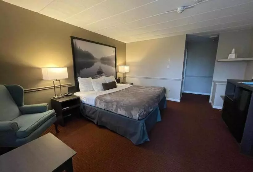 キングサイズベッドのデラックスルーム, Super 8 By Wyndham Gananoque   Country Squire Resort