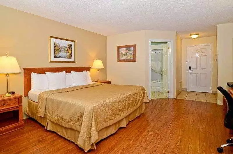 キングサイズベッドのスタンダードルーム, Super 8 By Wyndham Gananoque   Country Squire Resort