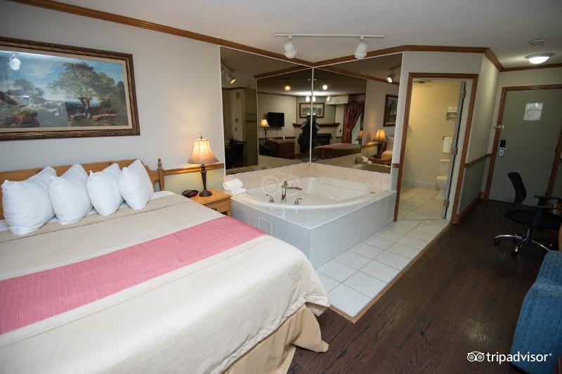 Люкс Кровать Кинг, Super 8 By Wyndham Gananoque   Country Squire Resort