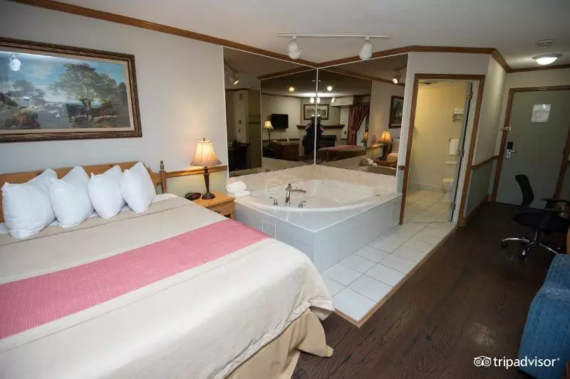キングサイズベッドのスイートルーム, Super 8 By Wyndham Gananoque   Country Squire Resort