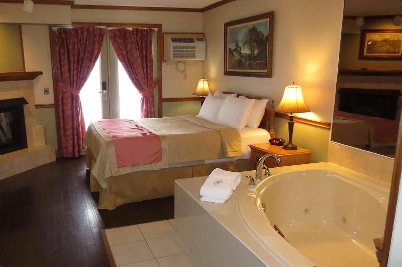 带大床的套房, Super 8 By Wyndham Gananoque   Country Squire Resort