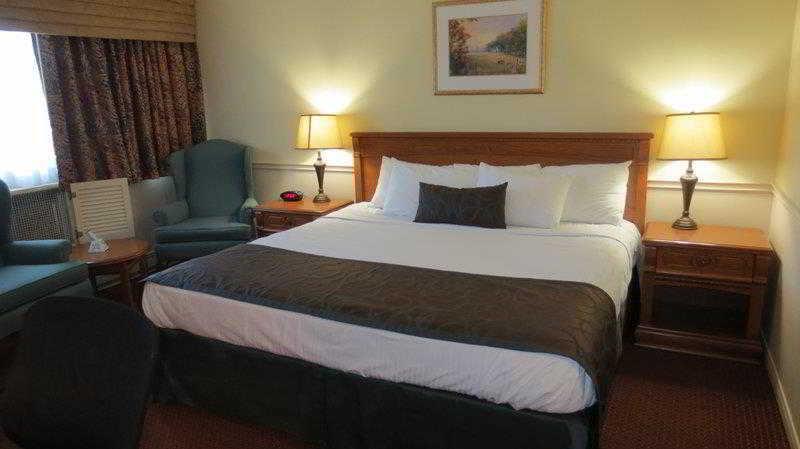 스탠다드 룸 킹사이즈 침대, Super 8 By Wyndham Gananoque Country Squire Resort