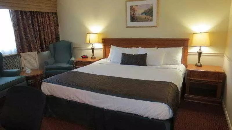 キングサイズベッドのスタンダードルーム, Super 8 By Wyndham Gananoque   Country Squire Resort