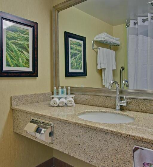 غرفة قياسية لذوى الاحتياجات الخاصة, Holiday Inn Express Hotel & Suites Charlottetown, An Ihg