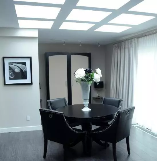 سوئیت پنت هاوس, Rosellen Suites At Stanley Park