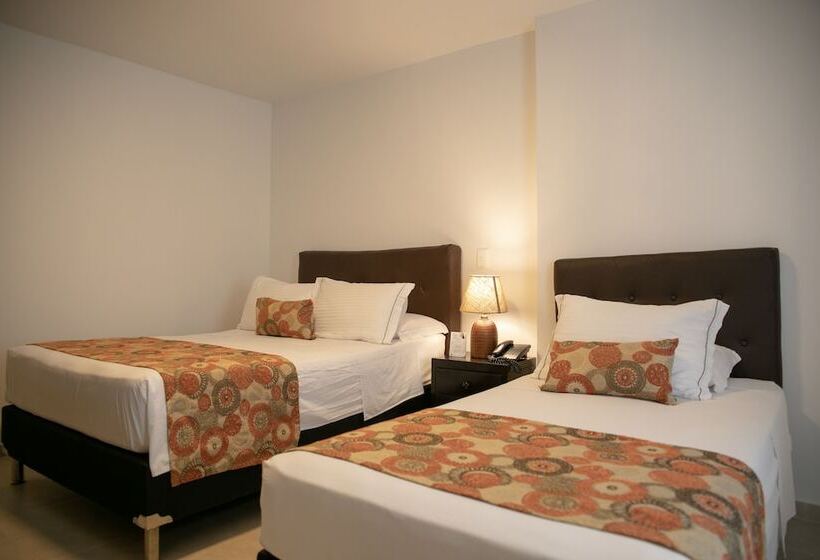 غرفة قياسية ثلاثية, Playa Club