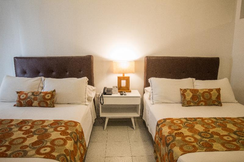 غرفة قياسية ثلاثية, Playa Club