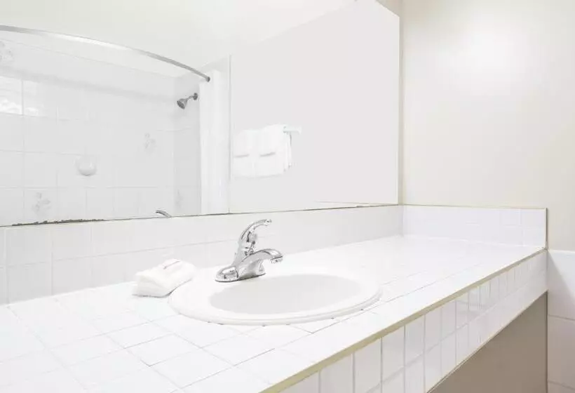 اتاق استاندارد, Super 8 By Wyndham Quesnel Bc