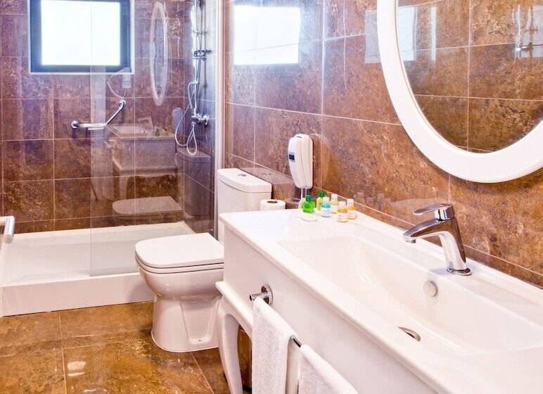 جناح عائلي, The Olive Tree