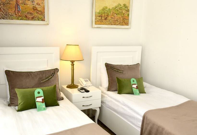 جناح عائلي, The Olive Tree