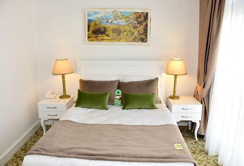 جناح عائلي, The Olive Tree