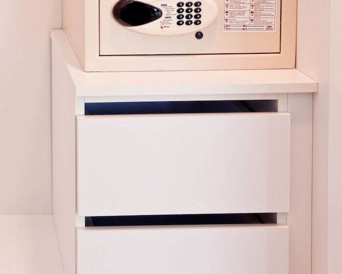 غرفة إقتصادية, The Olive Tree