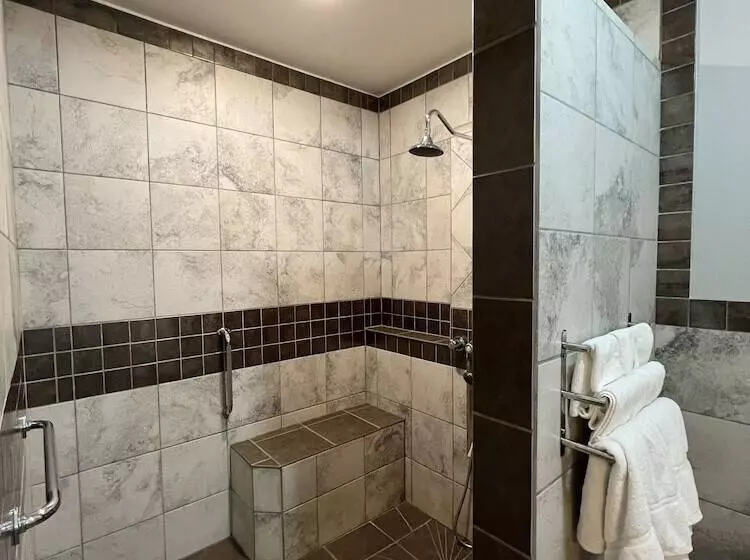 استودیوی لوکس, Wells Gray Inn
