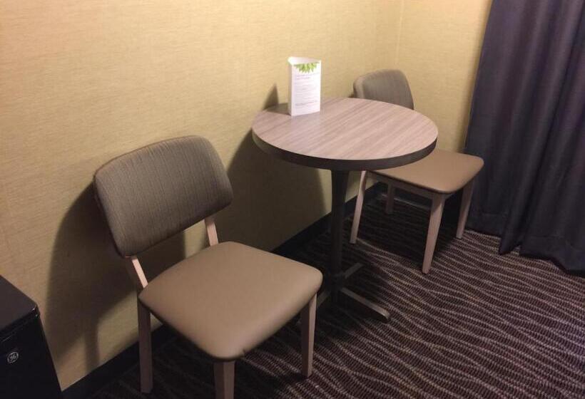 スイート, Super 8 By Wyndham Revelstoke Bc