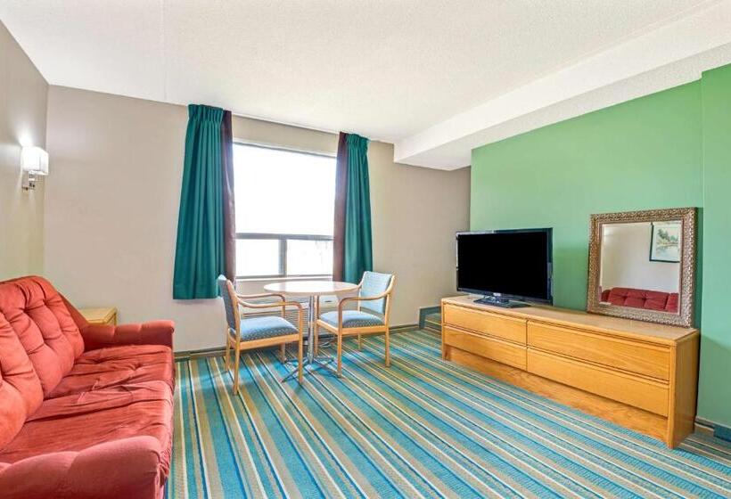 キングサイズベッドのスーペリアルーム, Super 8 By Wyndham Toronto East On