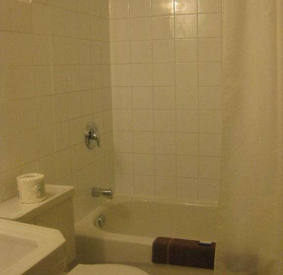 חדר דלוקס לשלושה, Sunset Motel