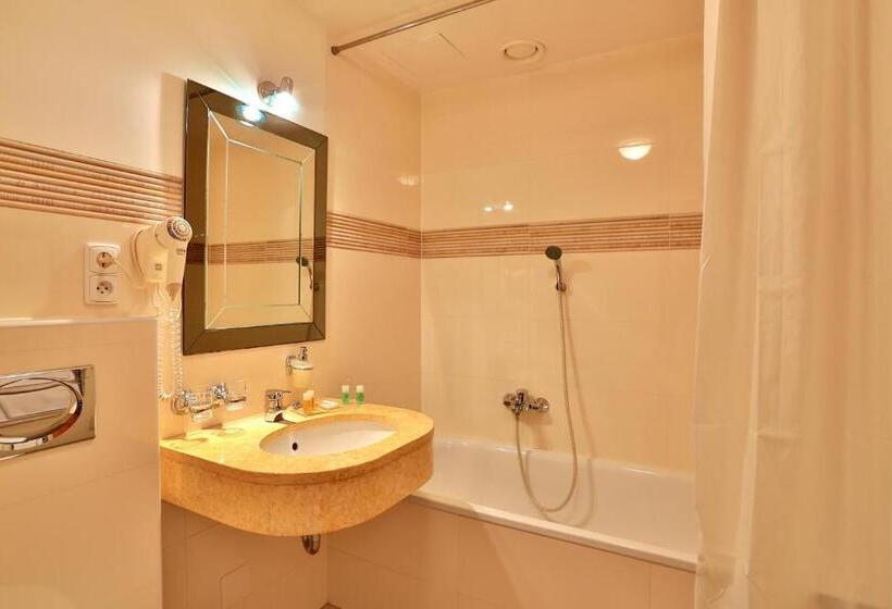 Quarto Triplo Estandar, Ariston Prague