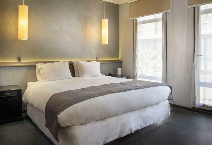 高级大房间, Fundador