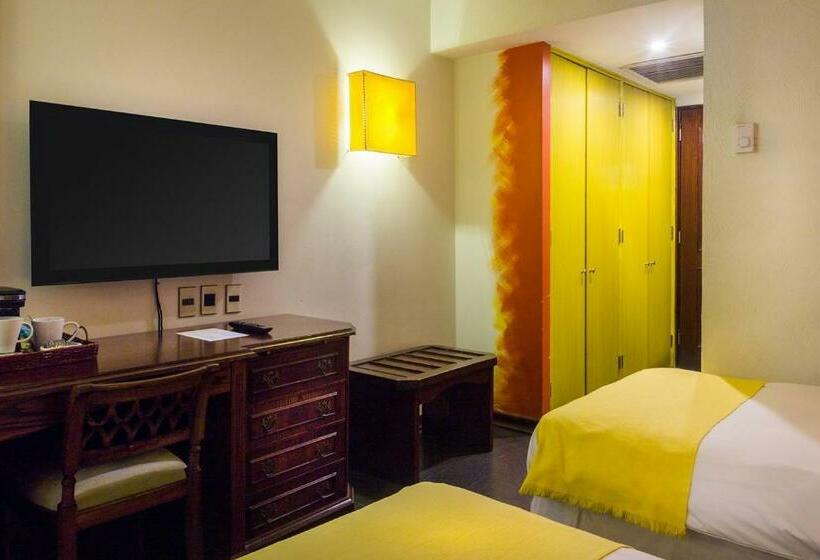 标准三人间, Fundador