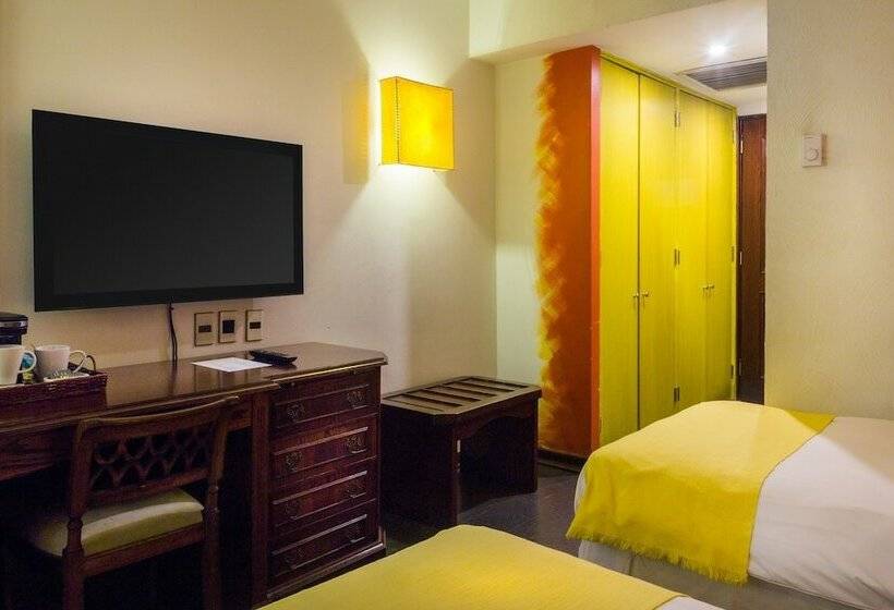 标准三人间, Fundador