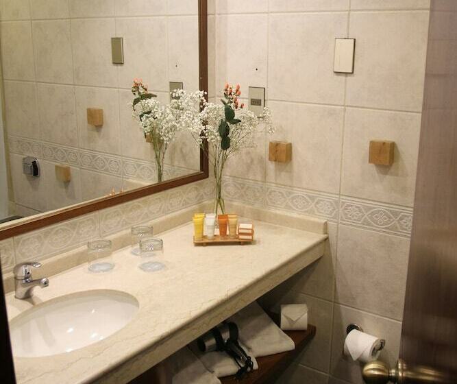 标准三人间, Fundador