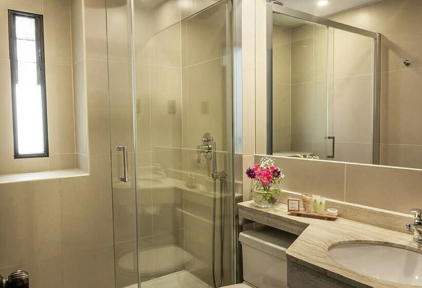 标准三人间, Fundador