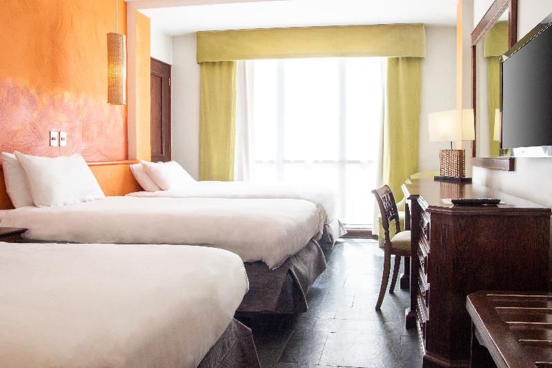 标准三人间, Fundador