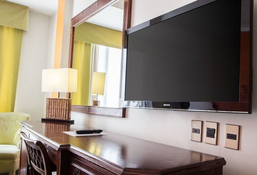 标准三人间, Fundador