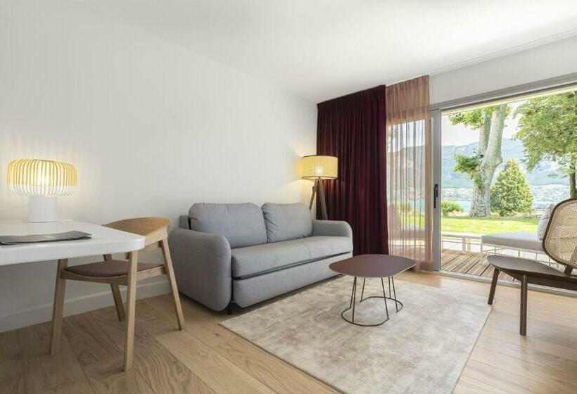 Suite with lake view, Black Bass