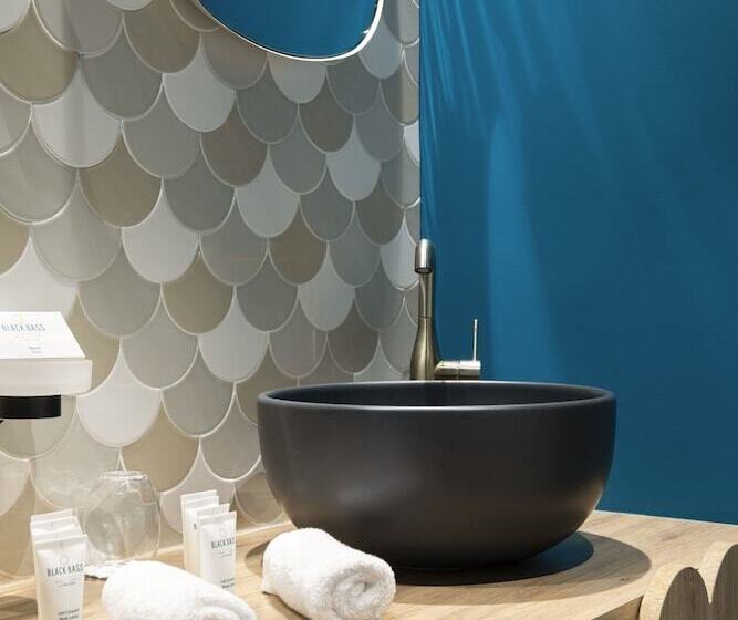 جناح جونيور مطل علي البحيرة, Black Bass