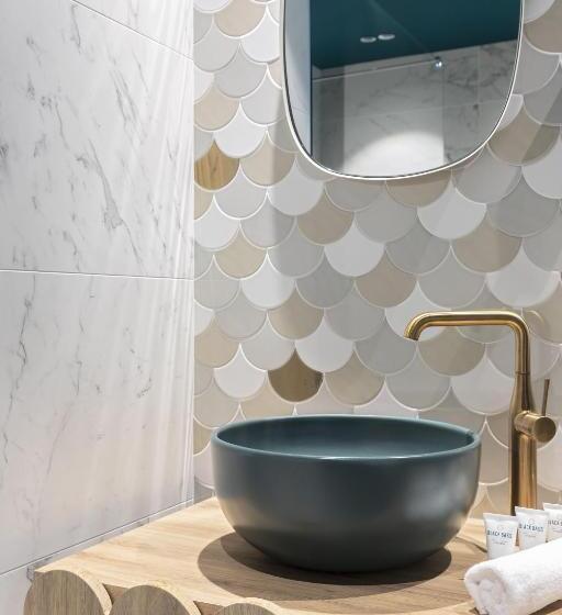 جناح مطل على البحيرة, Black Bass