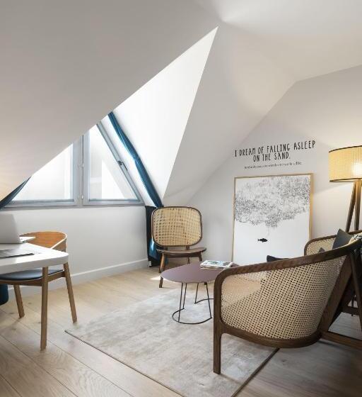 جناح جونيور ذات إطلالة, Black Bass