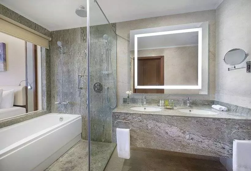 اتاق سوپریور با چشم‌انداز, Hilton Hurghada Plaza