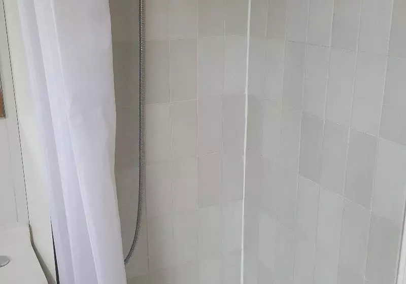 اتاق استاندارد سه نفره, F1 Cergy